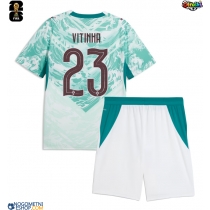 Otroški Nogometni dresi Portugalska Vitinha #23 Gostujoči SP 2026 Kratek Rokav (+ Kratke hlače)